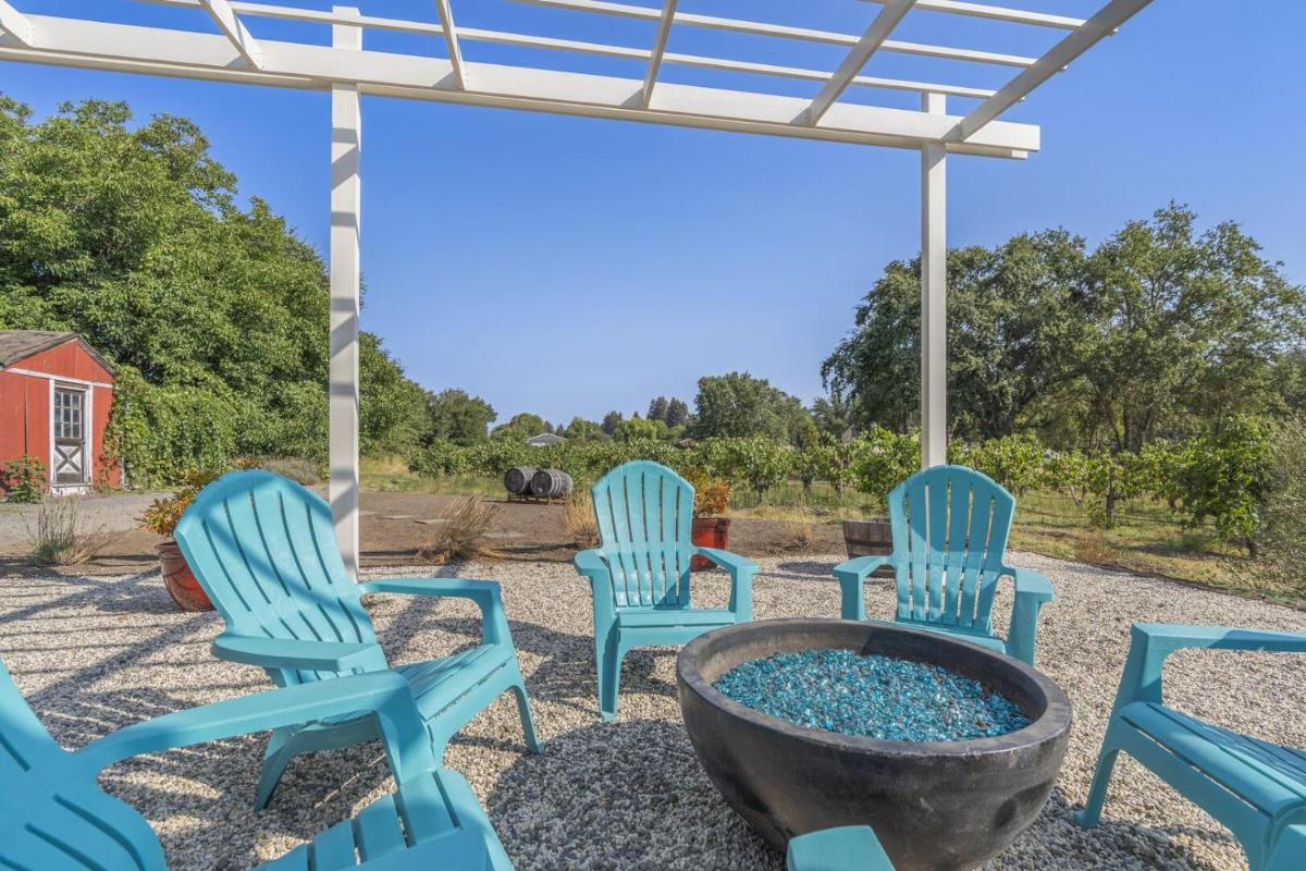 Wine Country Cottage, 2bd 1ba Healdsburg, SPA, Fire pit, WiFi cottage - Housity