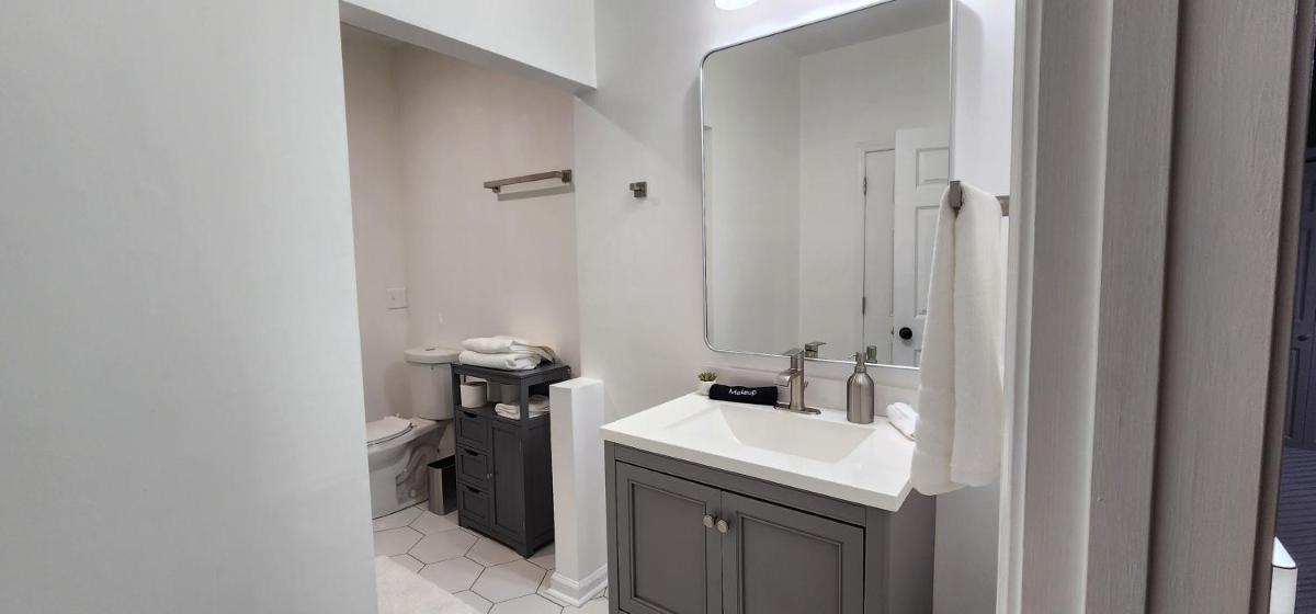 NEW! Wanna Savannah House, Modern, Great location! - Housity