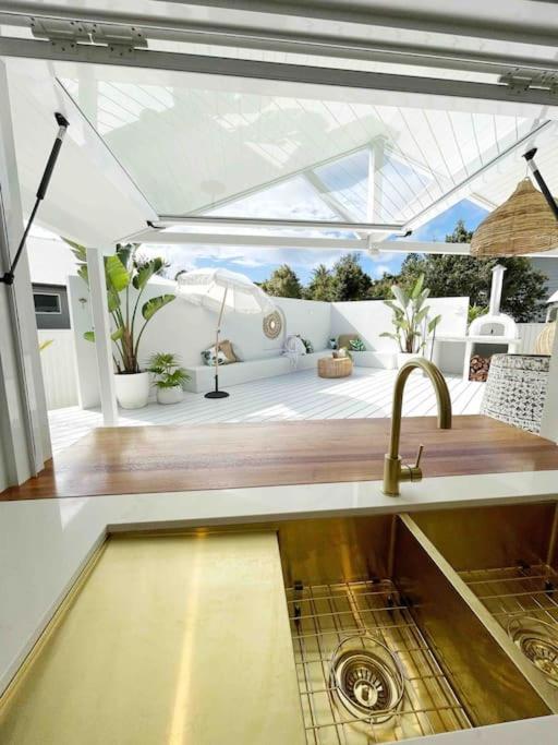Beach House! 4 Bedroom Holiday Home Near Byron Bay - Housity