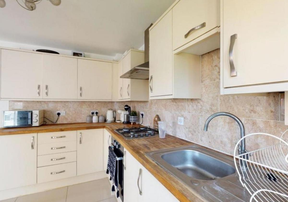 Canterbury Holiday Home Sleeps 5 WIFI Parking for 2 cars - Housity