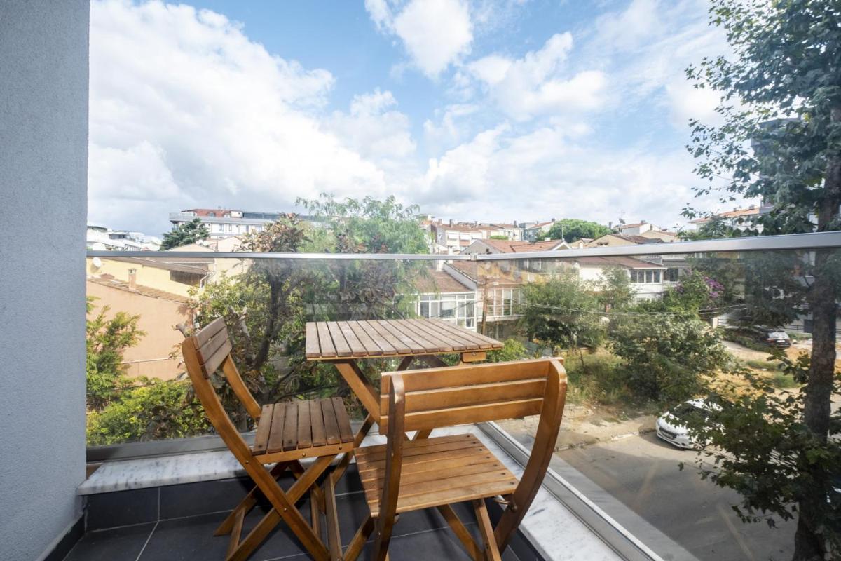 Central Flat with Balcony in Maltepe - Housity