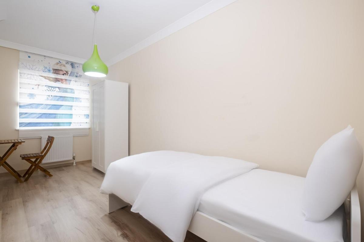 Central Flat with Balcony in Maltepe - Housity