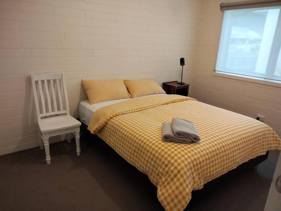 Comfortable three bedroom home close to the beach - Housity