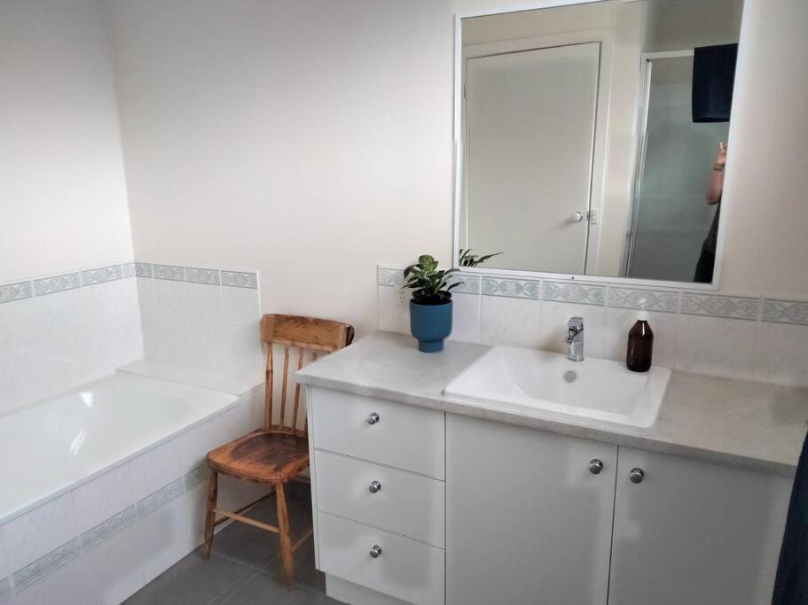 Comfortable three bedroom home close to the beach - Housity