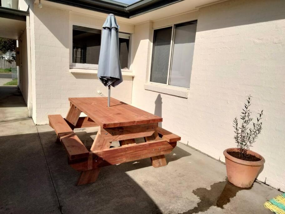 Comfortable three bedroom home close to the beach - Housity