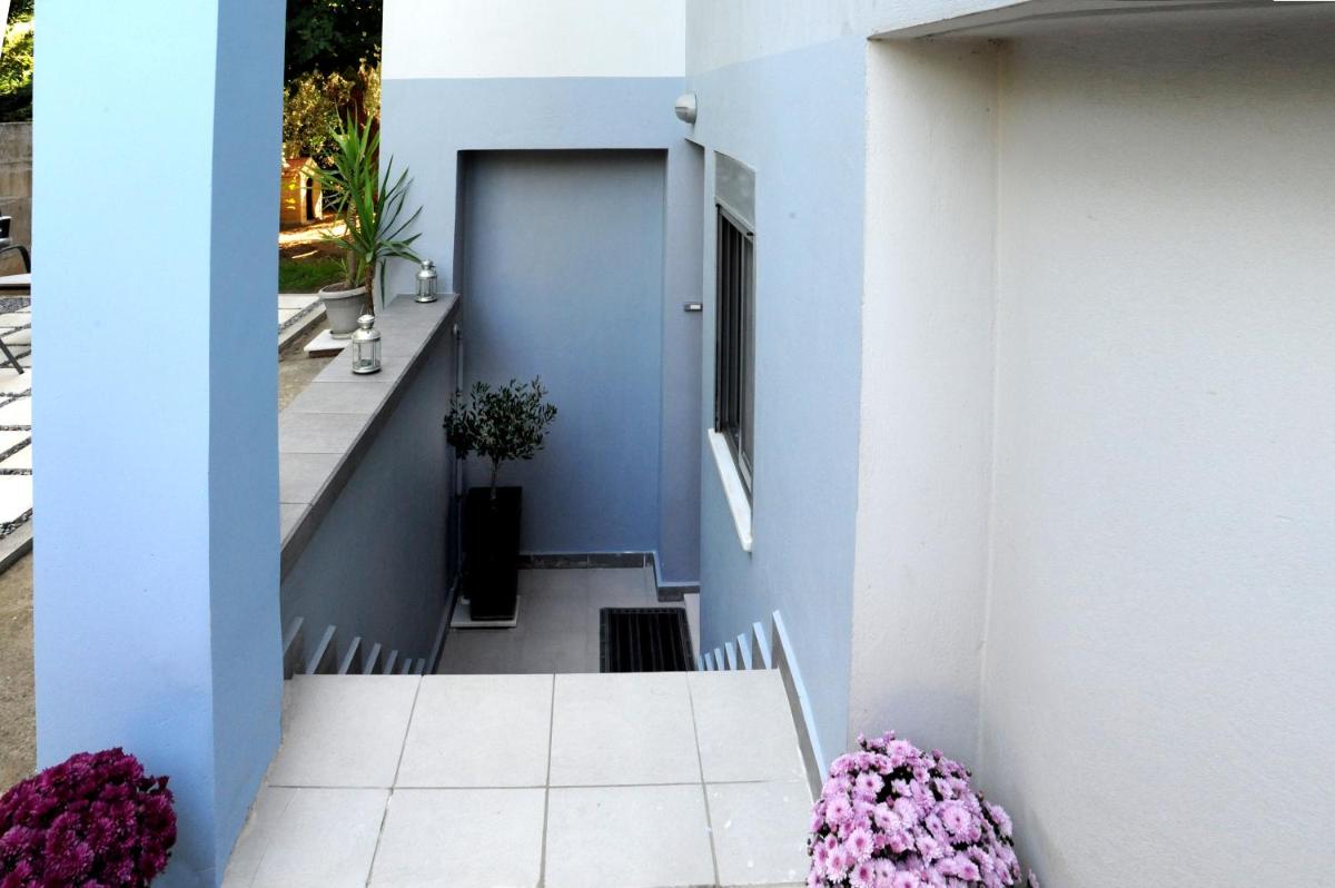 Olive and Orange Apartment - Housity