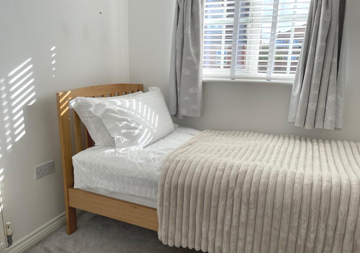Canterbury Holiday Home Sleeps 5 WIFI Parking for 2 cars - Housity