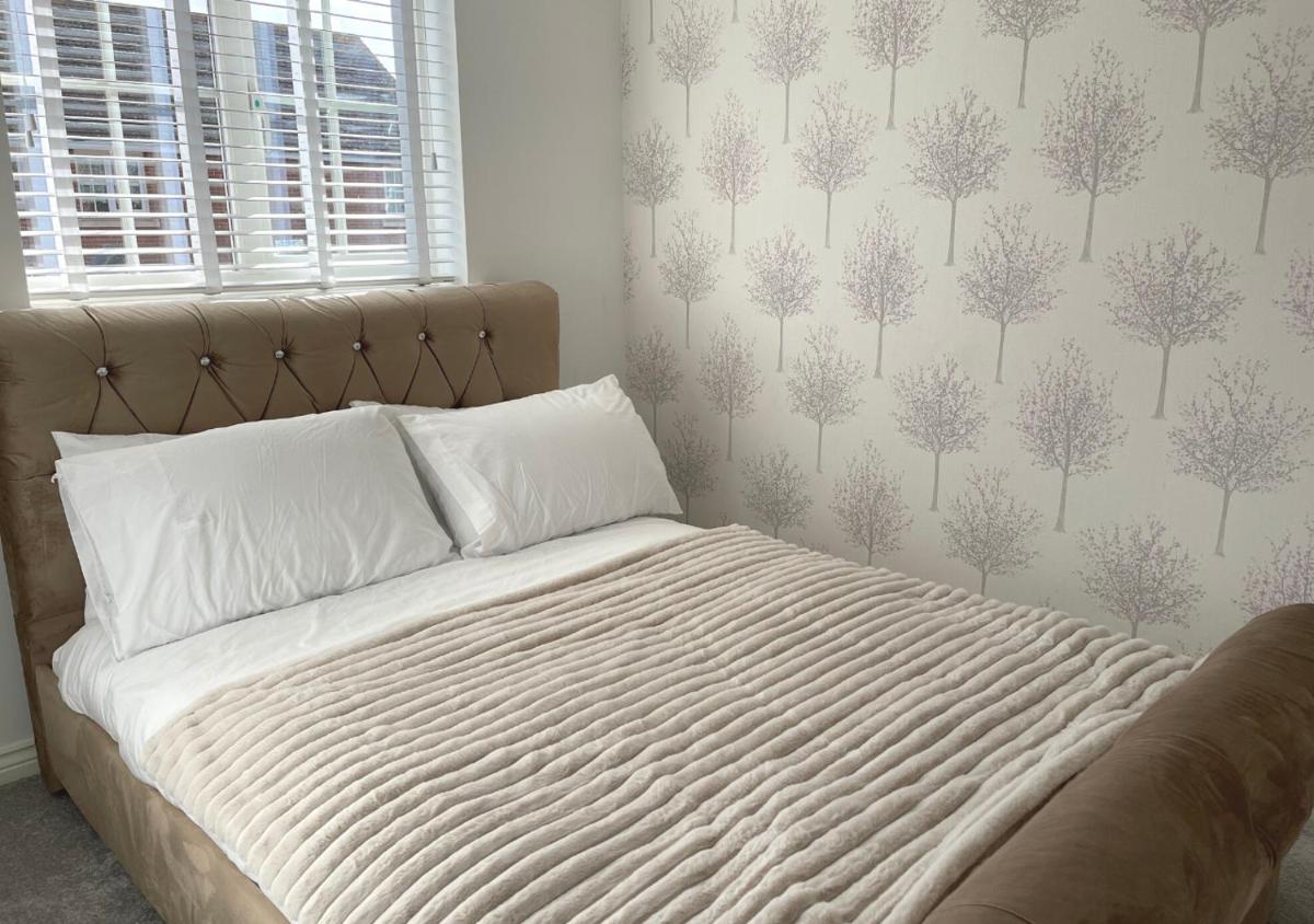 Canterbury Holiday Home Sleeps 5 WIFI Parking for 2 cars - Housity