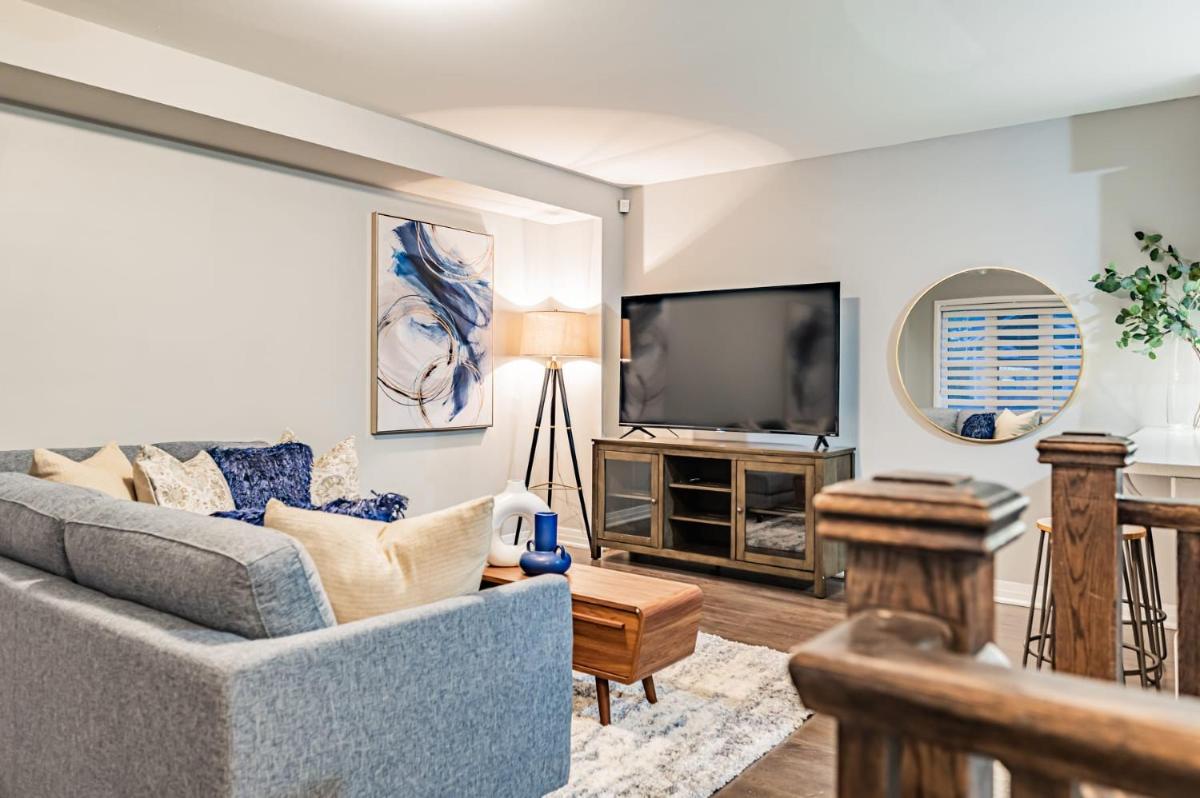 Cheerful 4BR 3 Bath Townhouse with Parking - Housity
