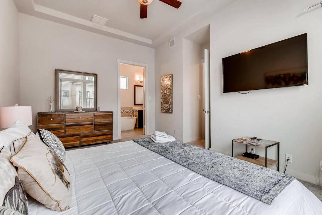Fam Friendly 5 Bed Home Blocks To Pearl/Riverwalk! - Housity