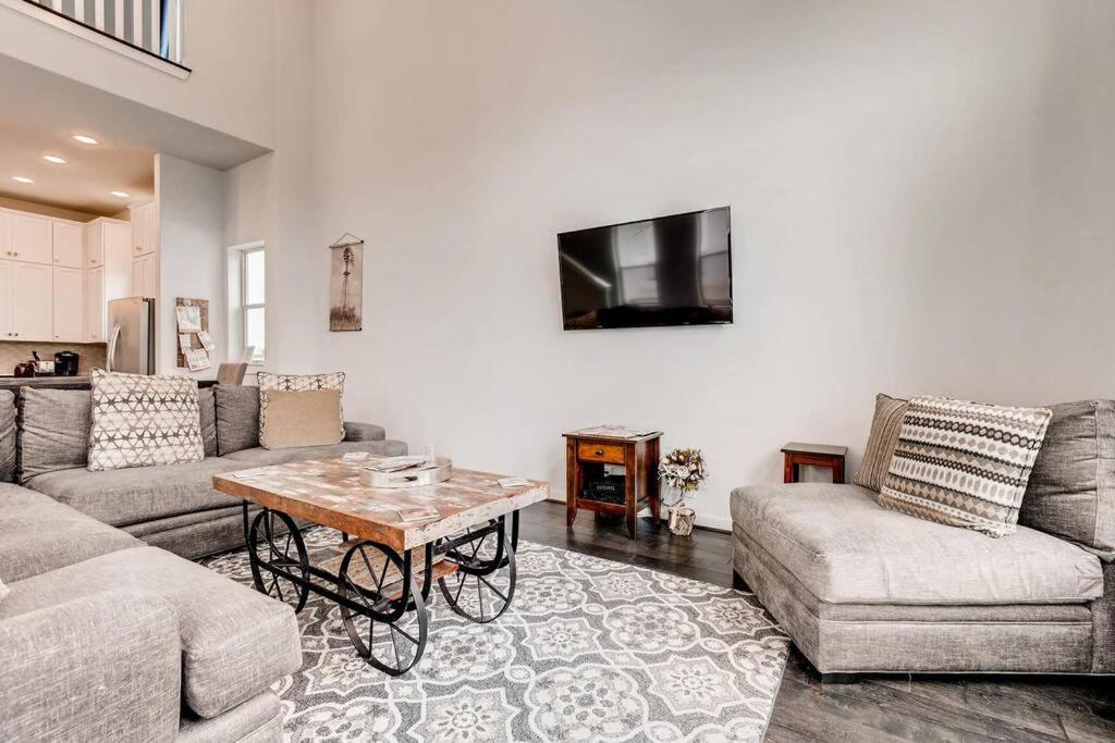 Fam Friendly 5 Bed Home Blocks To Pearl/Riverwalk! - Housity