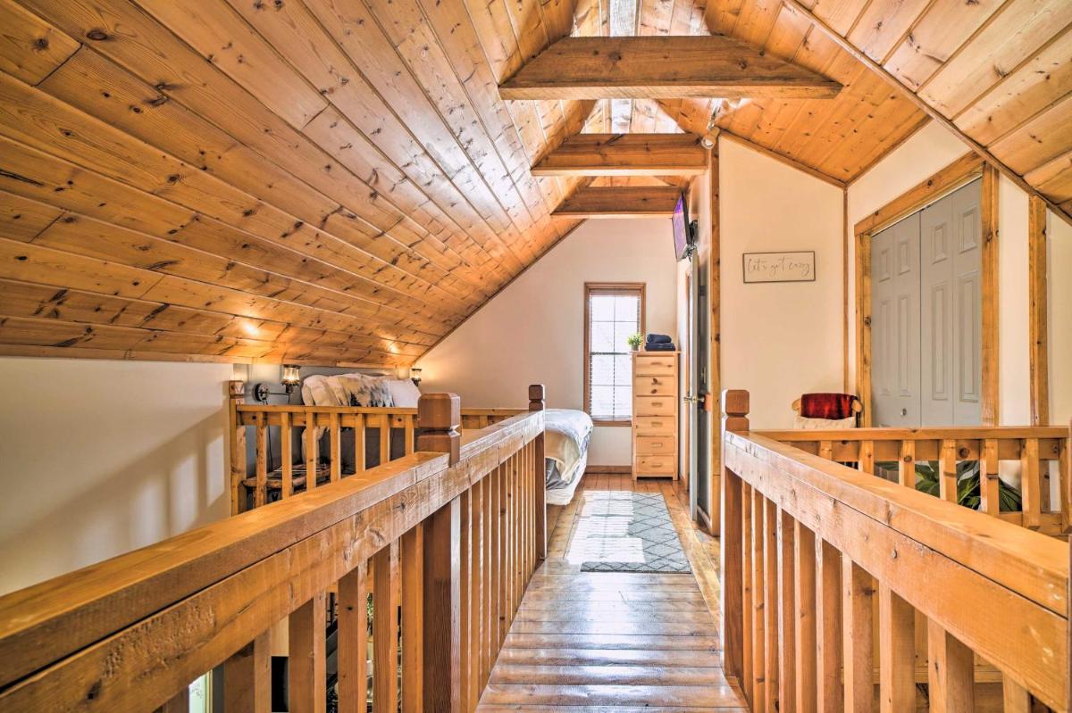 CREEKSIDE Cabin w/ LOFT by Pigeon Forge - Housity