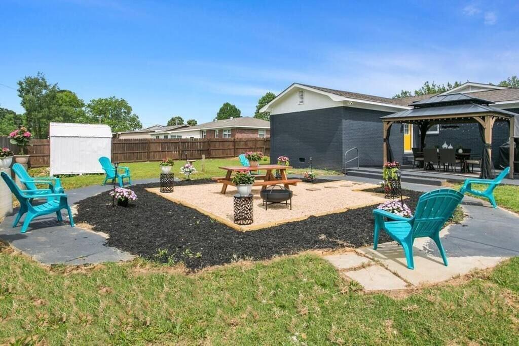 Colorful And Fun! Lux Gazebo With Picnic Area And Games - Housity