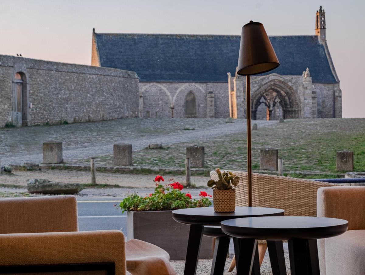Coin salon dans l'établissement Hostellerie de la Pointe Saint-Mathieu - SPA & Restaurant