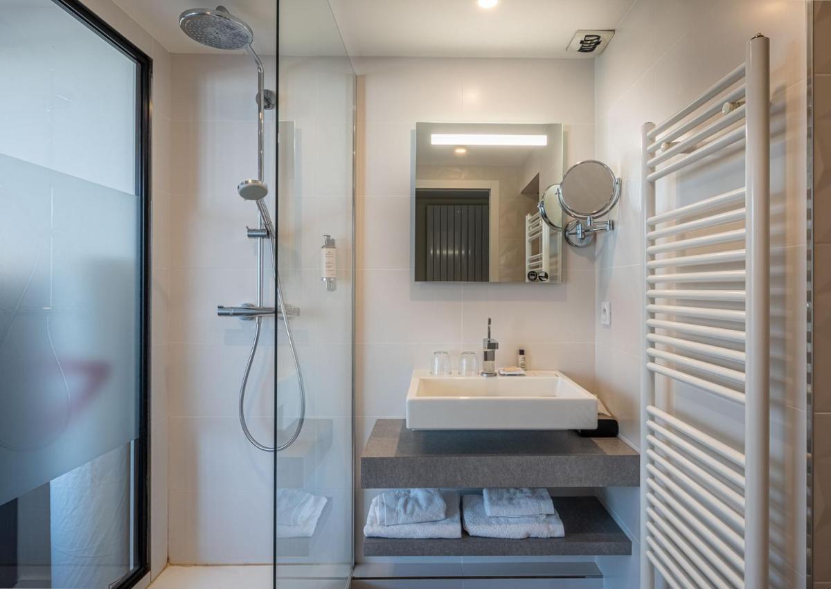 Salle de bains dans l'établissement Hostellerie de la Pointe Saint-Mathieu - SPA & Restaurant