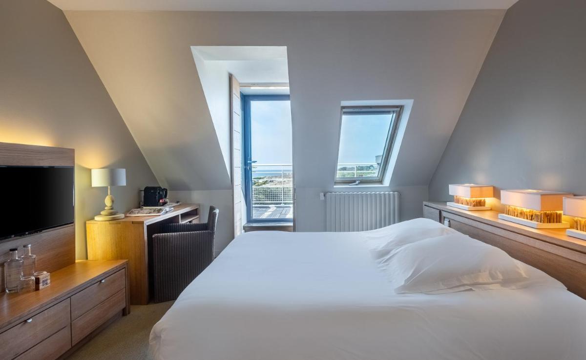 Un ou plusieurs lits dans un hébergement de l'établissement Hostellerie de la Pointe Saint-Mathieu - SPA & Restaurant