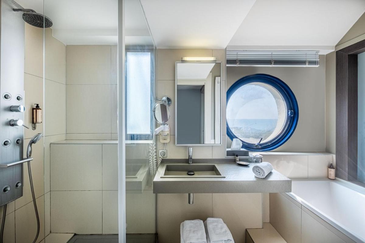 Salle de bains dans l'établissement Hostellerie de la Pointe Saint-Mathieu - SPA & Restaurant