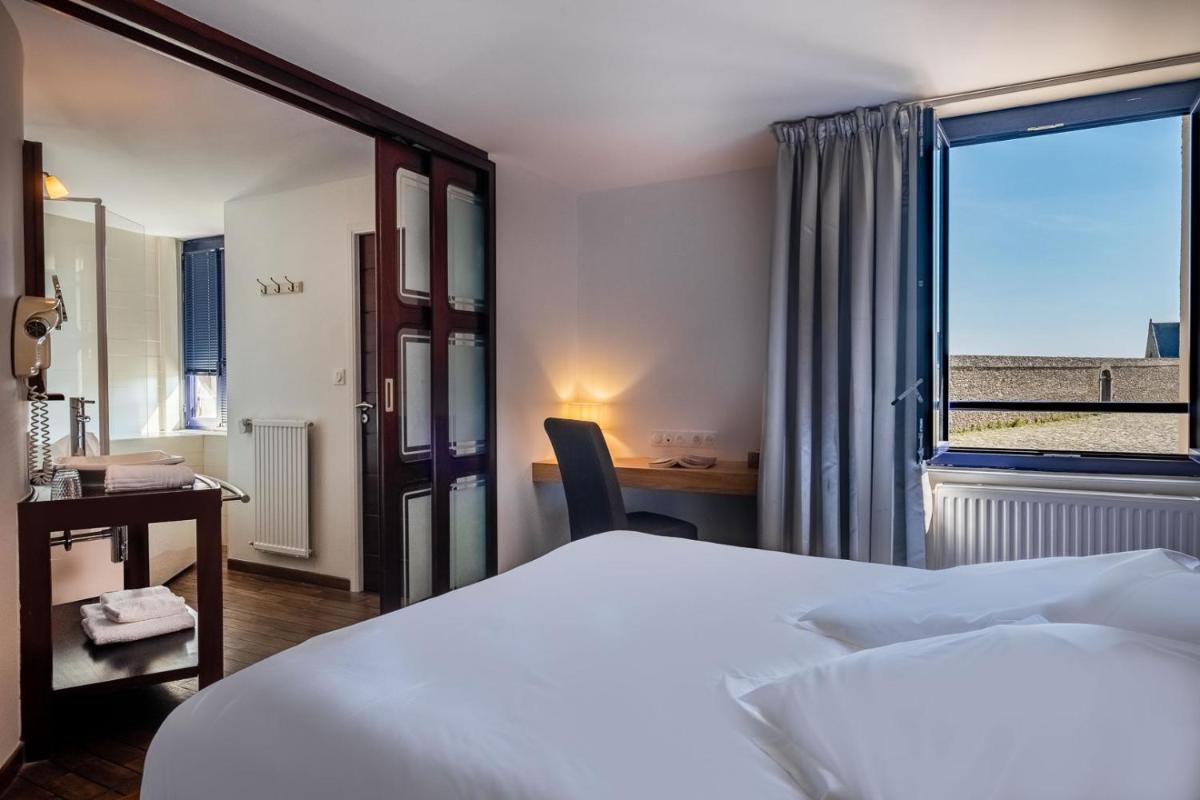 Un ou plusieurs lits dans un hébergement de l'établissement Hostellerie de la Pointe Saint-Mathieu - SPA & Restaurant