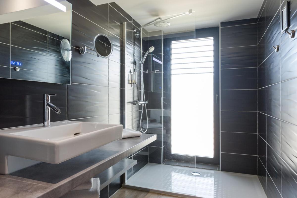 Salle de bains dans l'établissement Hostellerie de la Pointe Saint-Mathieu - SPA & Restaurant