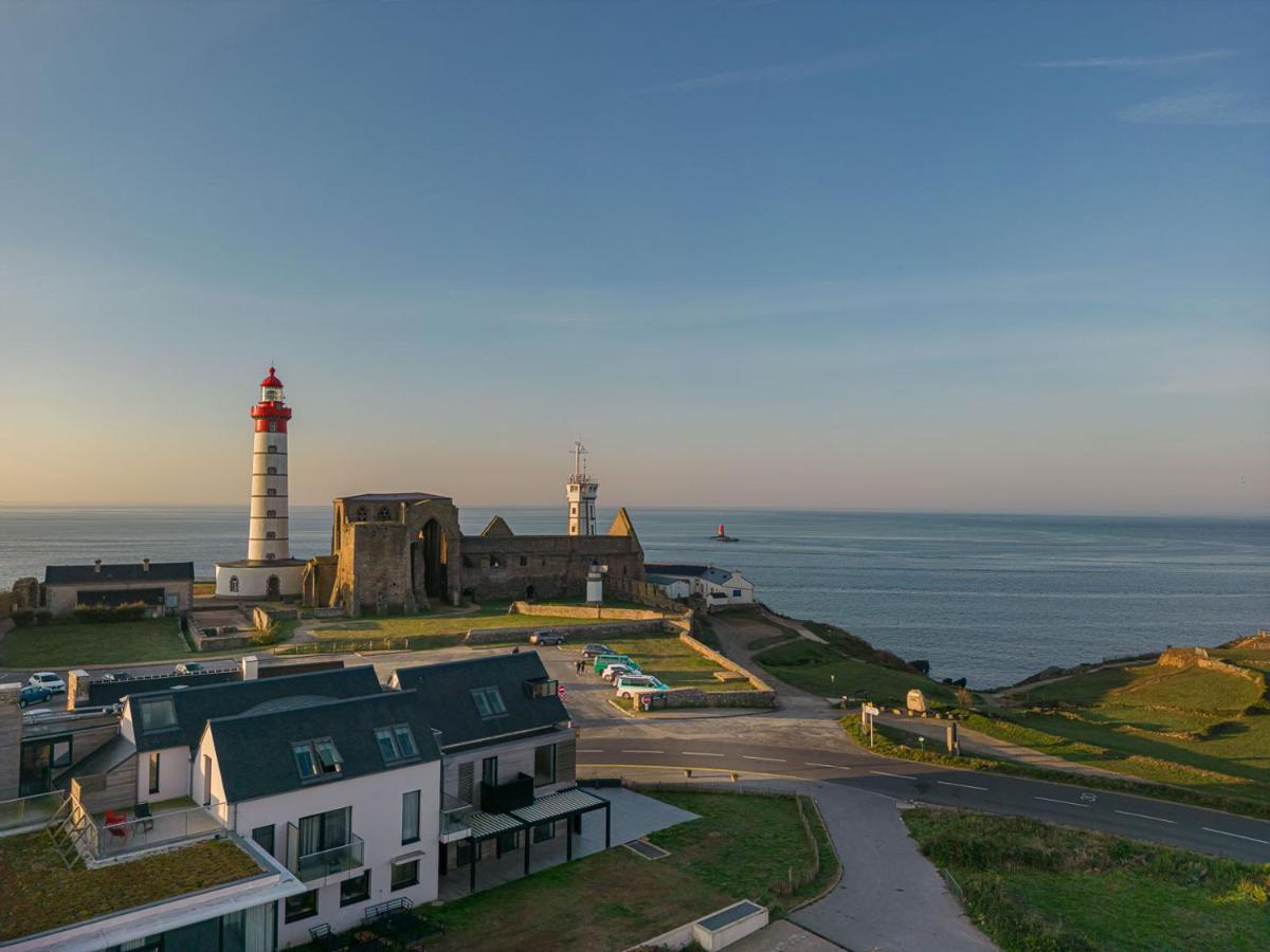 deux phares sur une colline près de l'océan dans l'établissement Hostellerie de la Pointe Saint-Mathieu - SPA & Restaurant, à Plougonvelin