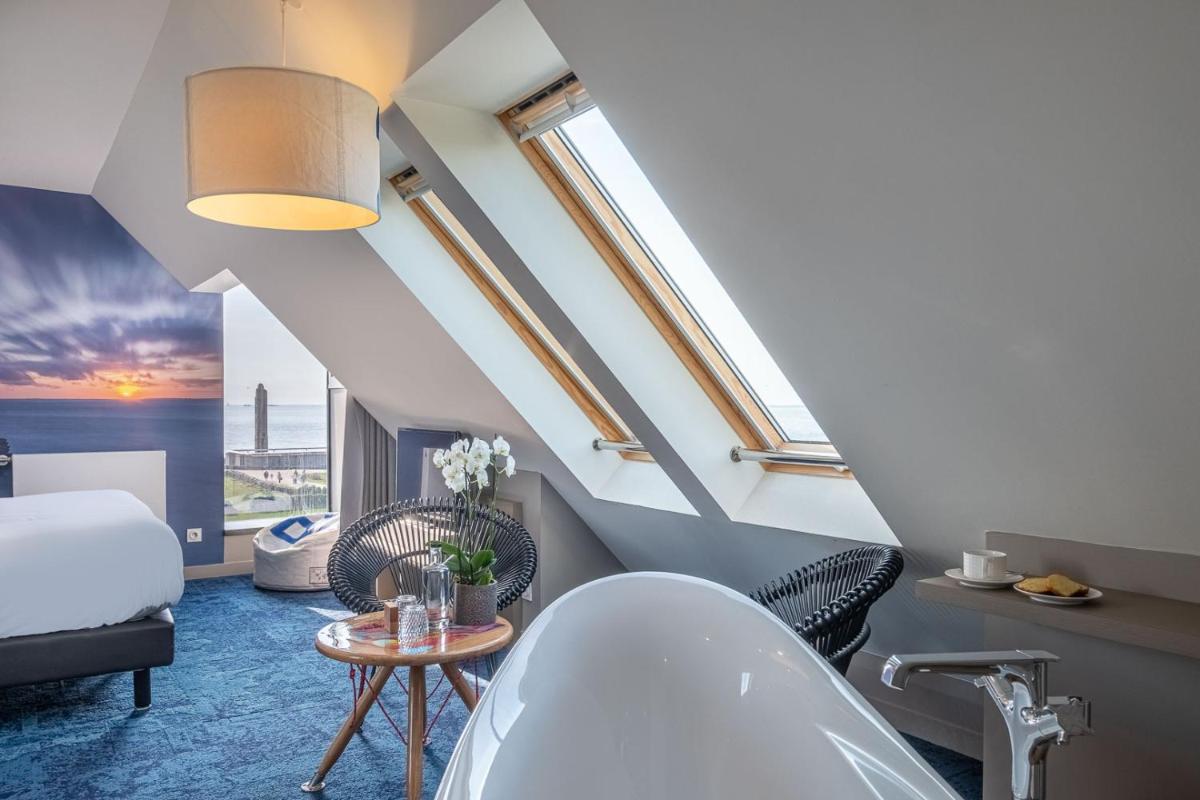 Un ou plusieurs lits dans un hébergement de l'établissement Hostellerie de la Pointe Saint-Mathieu - SPA & Restaurant