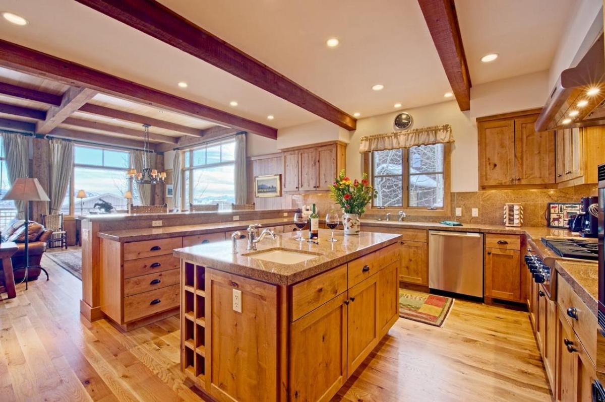 JHRL - Amazing 5-bedroom Granite Ridge Lodge #16, Hot Tub and Sweeping Views - Housity