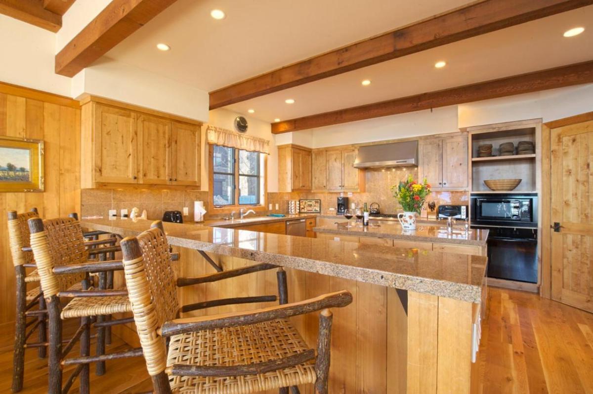 JHRL - Amazing 5-bedroom Granite Ridge Lodge #16, Hot Tub and Sweeping Views - Housity