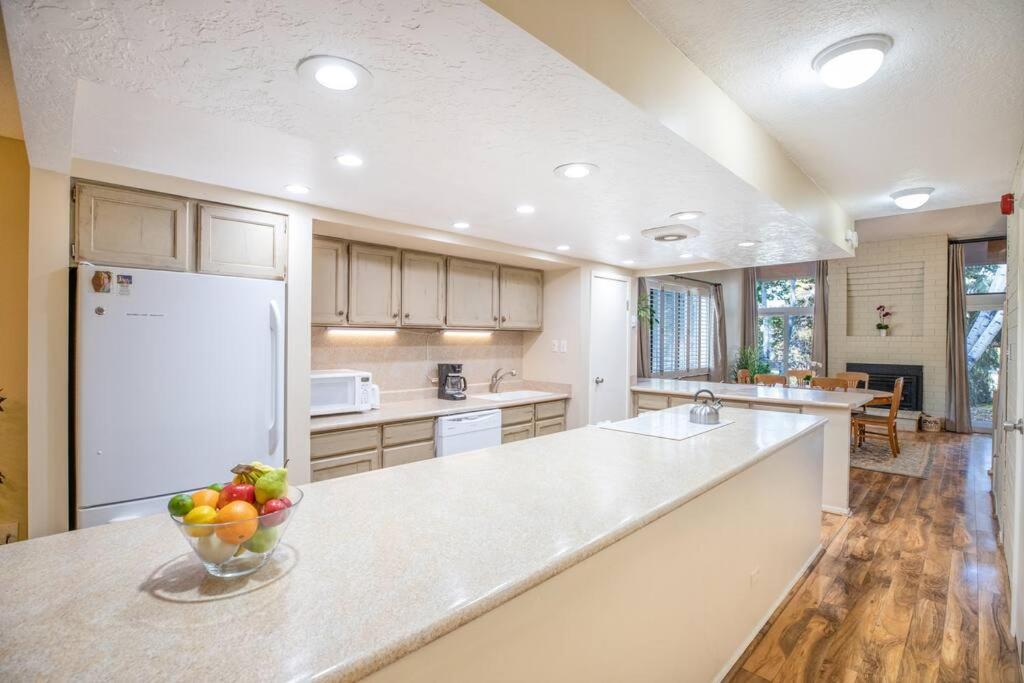 Perfect Condo in Heart of PC, with Pool & Hot Tub! - Housity
