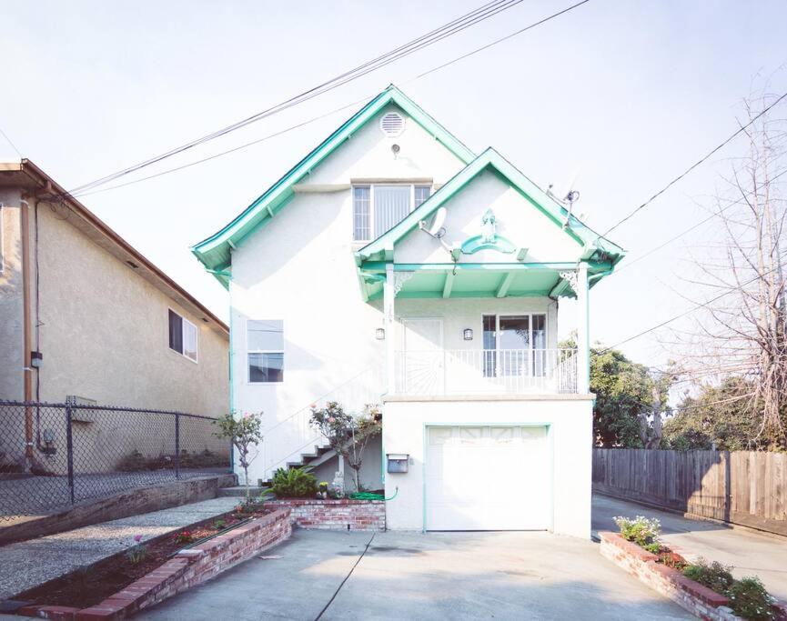 All New Large House On A Hill 15 Min Walk 2 Bart - Housity