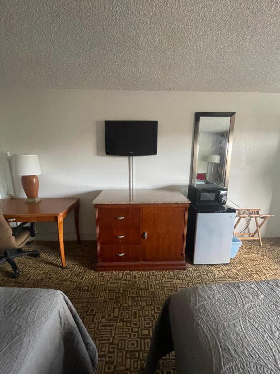 Ambassador Inn - Housity