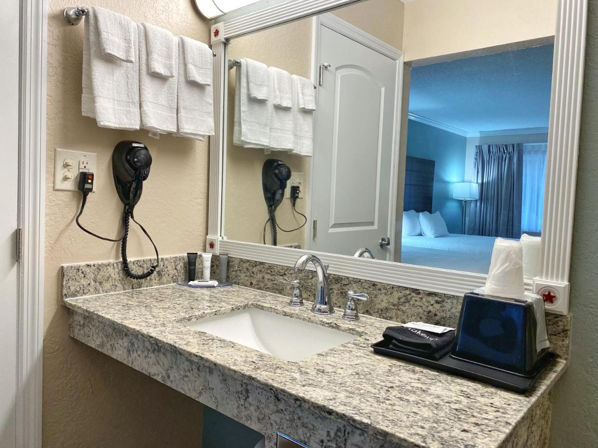 Roadstar Hotel Zephyrhills - Housity