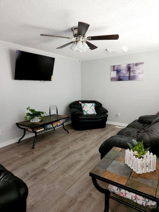 The Ridge Home Cheerful 3-Bedroom One Level Living - Housity