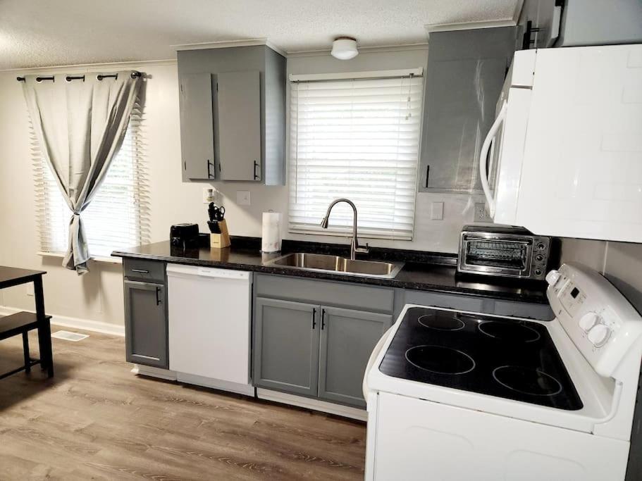 The Ridge Home Cheerful 3-Bedroom One Level Living - Housity