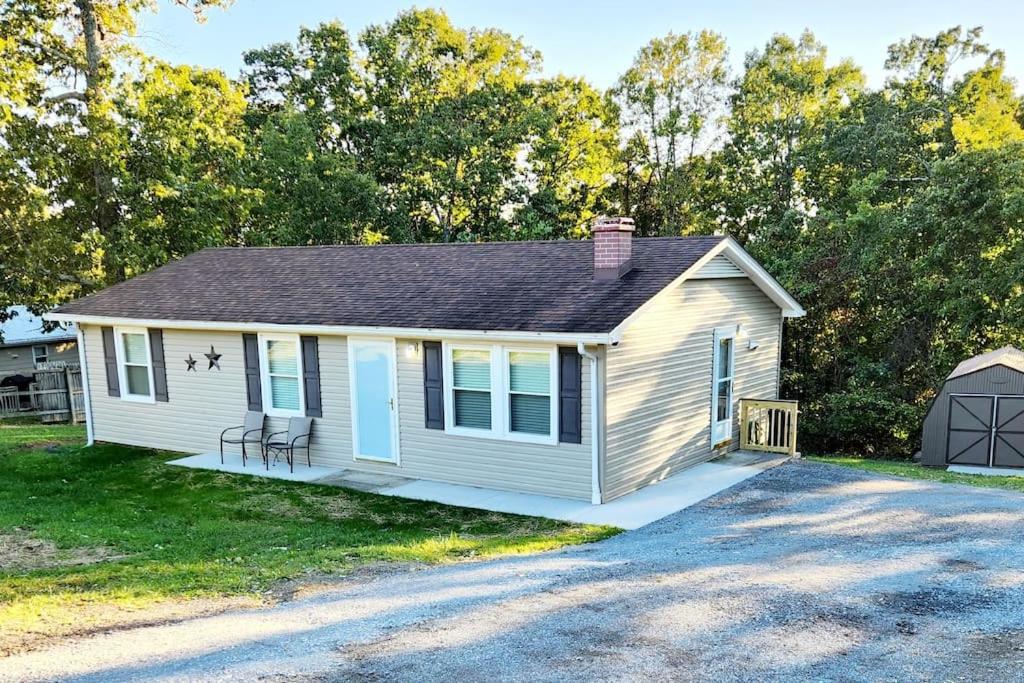 The Ridge Home Cheerful 3-Bedroom One Level Living - Housity