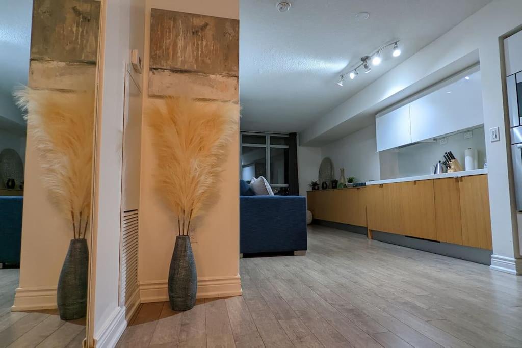 Lovely 2 Bed Condo in Downtown Toronto - Housity