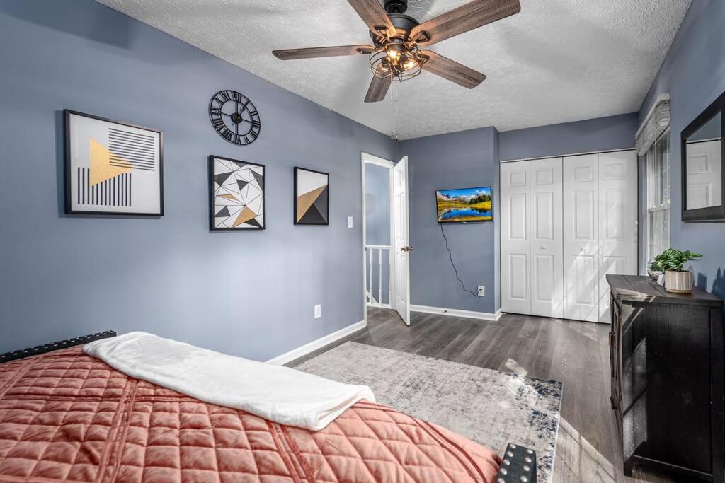 Cozy End Unit Townhouse 1 Mile from Downtown Cary - Housity