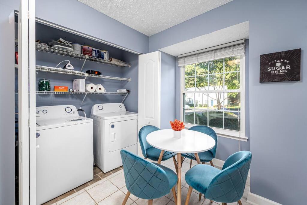 Cozy End Unit Townhouse 1 Mile from Downtown Cary - Housity