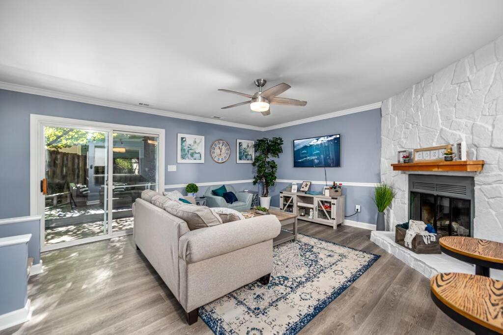Cozy End Unit Townhouse 1 Mile from Downtown Cary - Housity