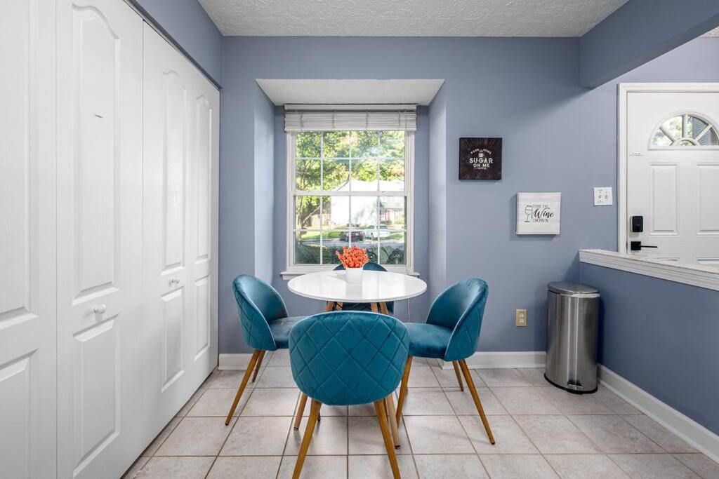 Cozy End Unit Townhouse 1 Mile from Downtown Cary - Housity