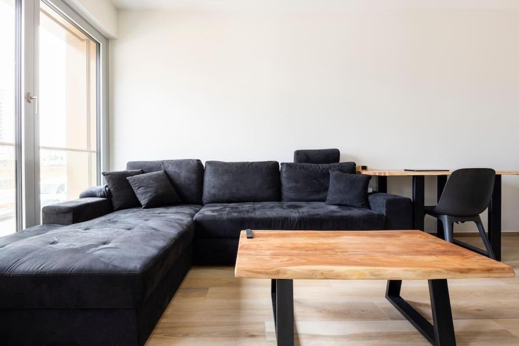Modern Apartment near PwC & Deloitte & Cloche d’Or Mall - Housity