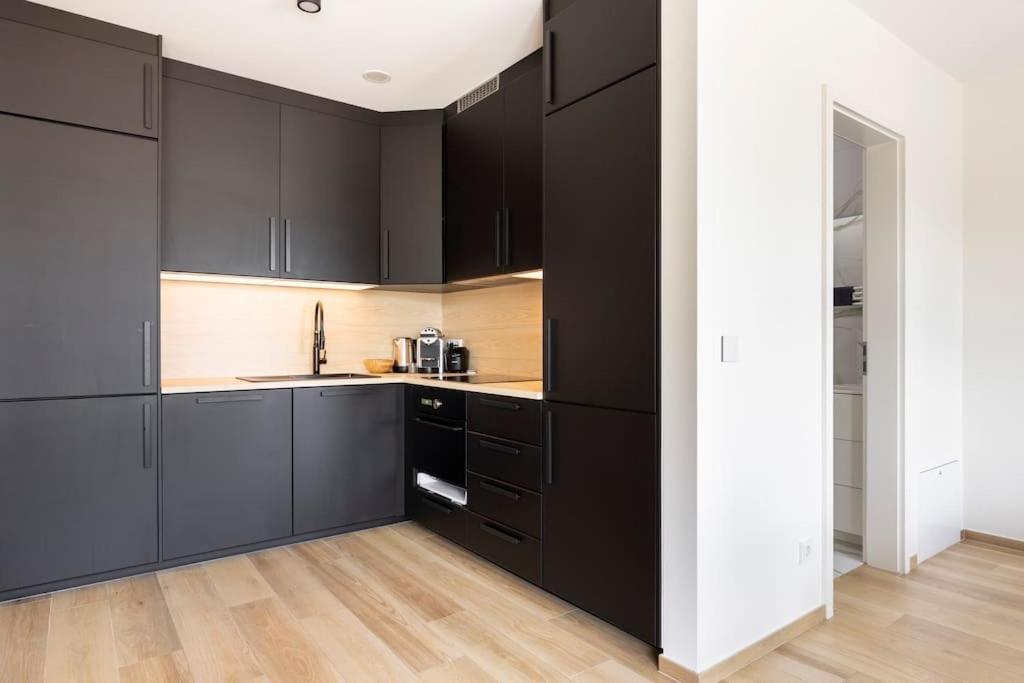 Modern Apartment near PwC & Deloitte & Cloche d’Or Mall - Housity