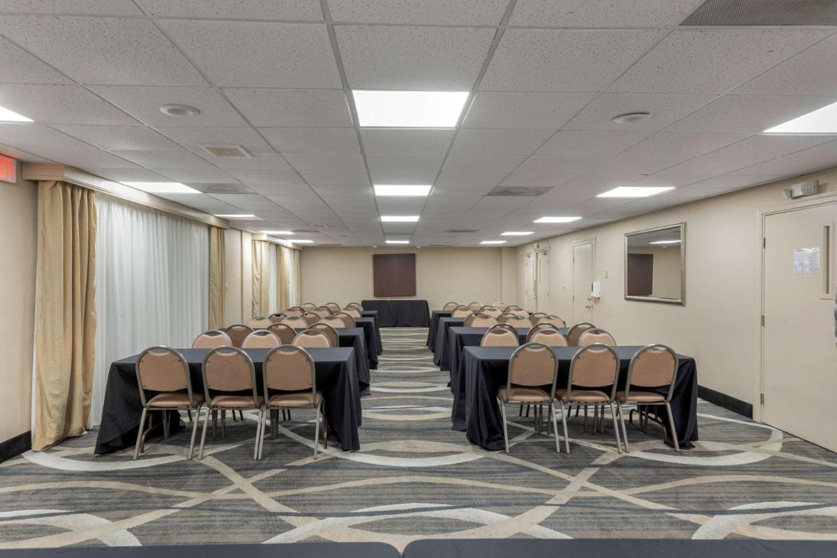 Best Western Plus Russellville Hotel & Suites - Housity