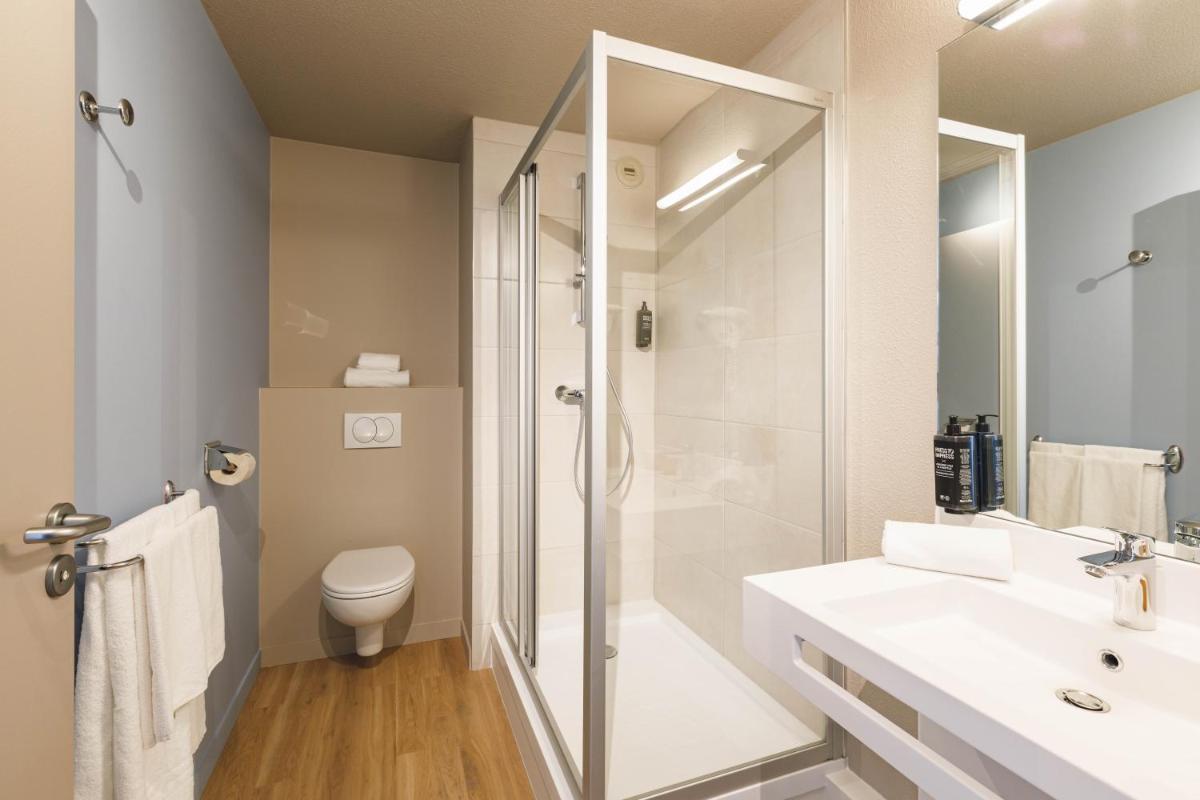 Salle de bains dans l'établissement ibis Styles Aix les Bains Domaine de Marlioz