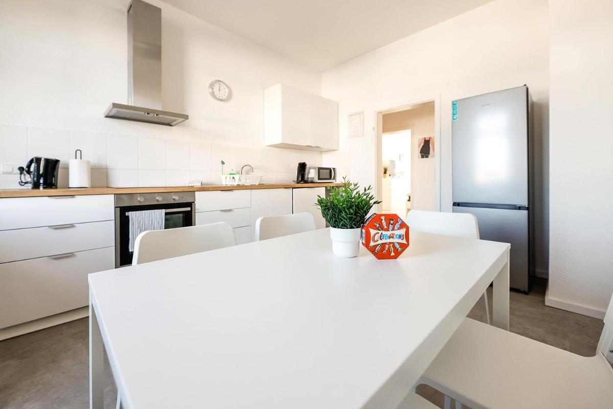 Modern & Chic Apartment with Balcony - Housity