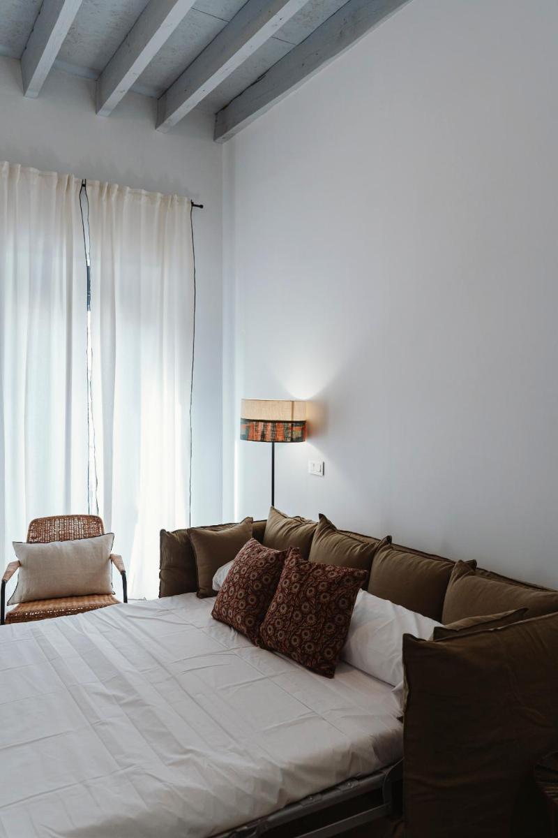 O&L Puñonrostro Bright Minimalist Central Home - Housity