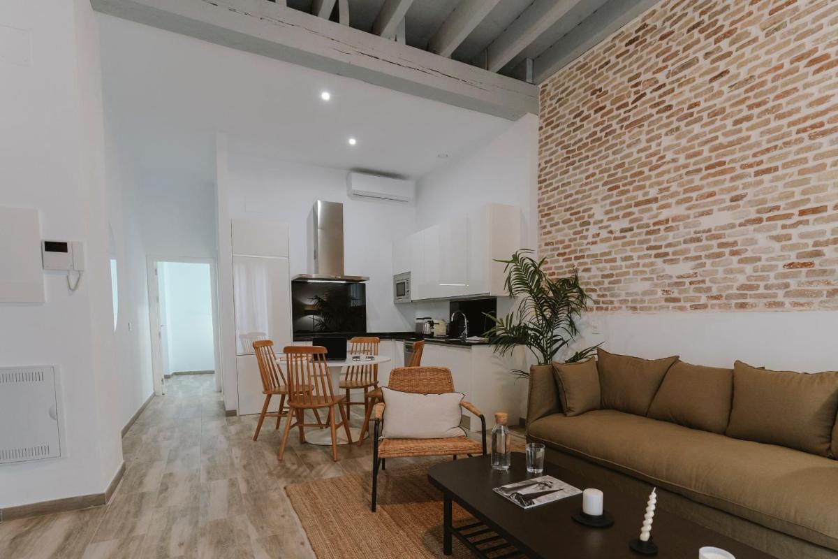 O&L Puñonrostro Bright Minimalist Central Home - Housity