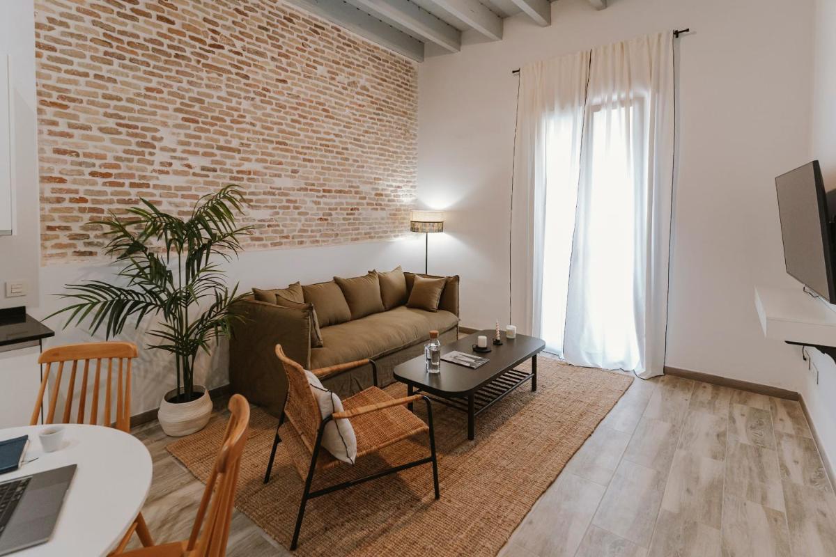 One&Lux Puñonrostro Bright Minimalist Central Home - Hizvo