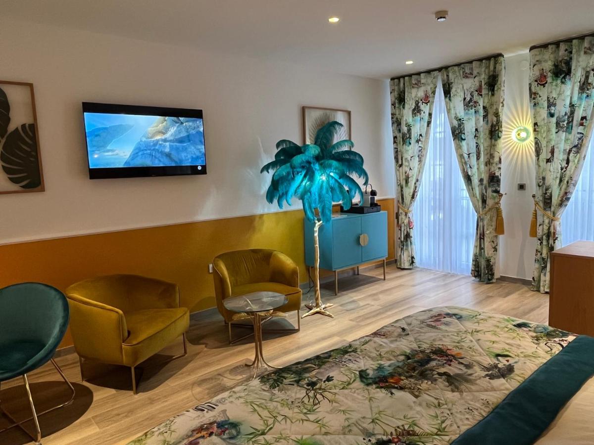 Télévision ou salle de divertissement dans l'établissement Hôtel du Domaine de La Grange de Condé