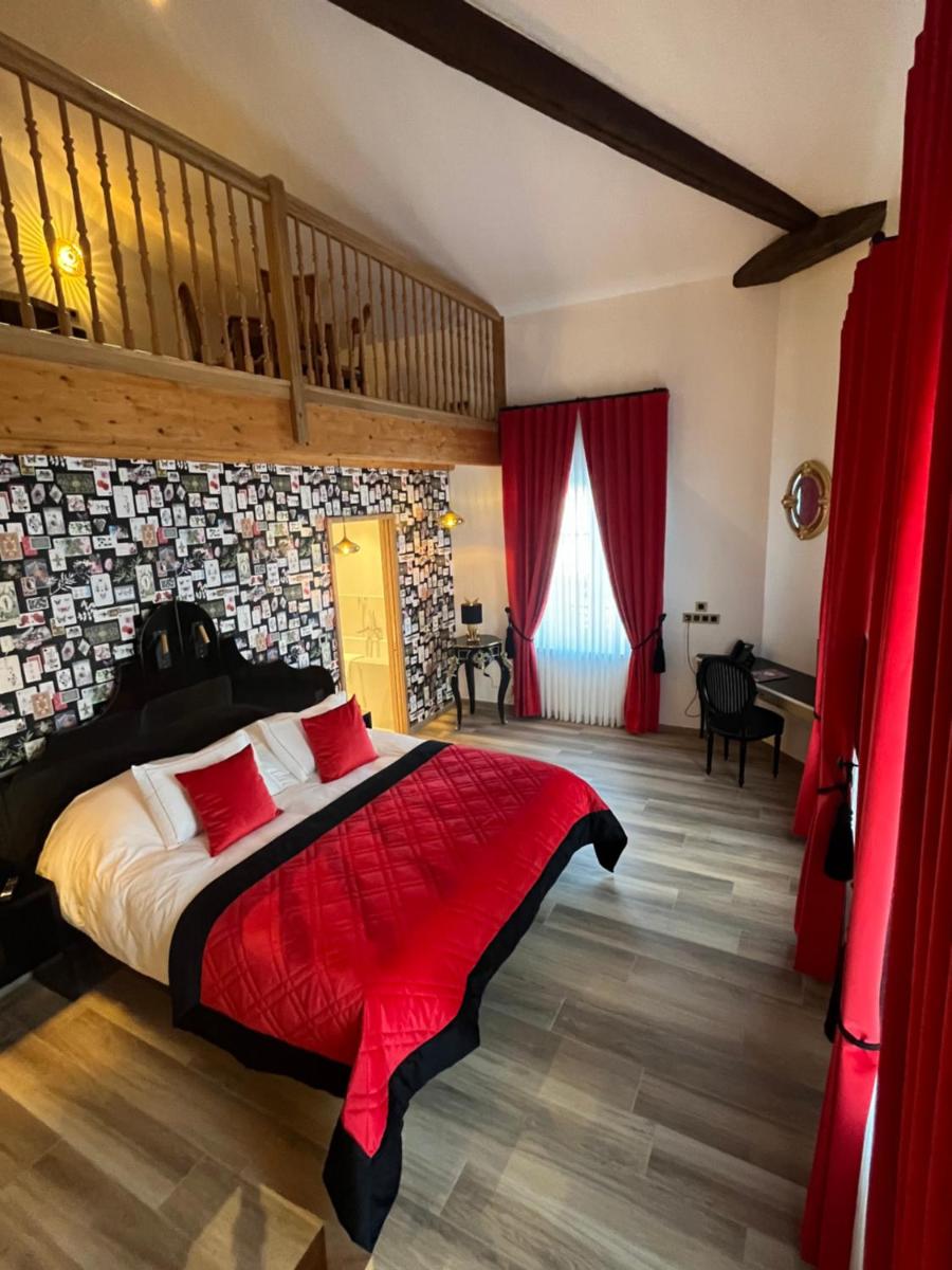 Un ou plusieurs lits dans un hébergement de l'établissement Hôtel du Domaine de La Grange de Condé
