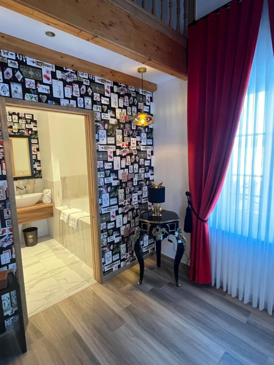 Télévision ou salle de divertissement dans l'établissement Hôtel du Domaine de La Grange de Condé
